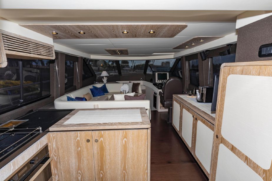 53' AZIMUT 2018 Galley through to Pilotage
