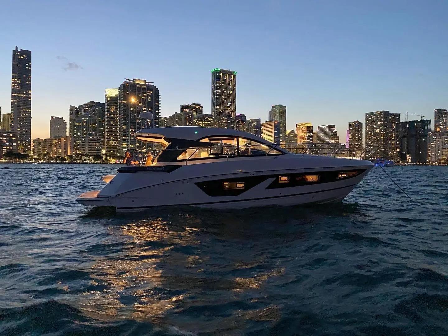 41' BENETEAU 2023 - AT ANCHOR WITH SKYLINE